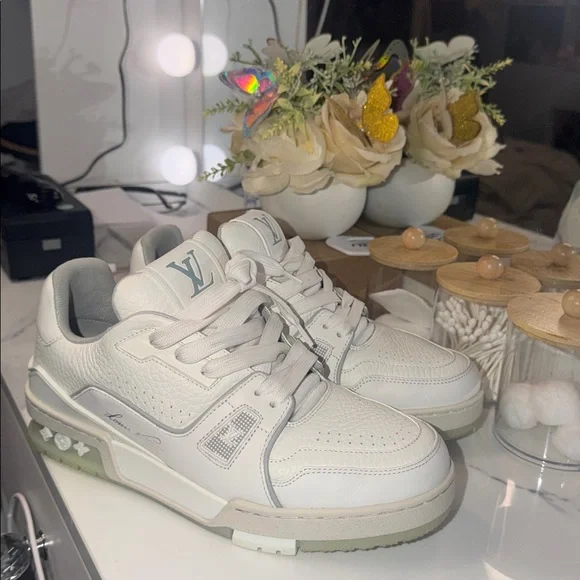 Louis Vuitton Off-White/Tan Signature Low-Top Sneakers - Picture 3 of 6